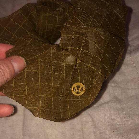 NWOT LULULEMON OVERSIZED SCRUNCHIE🤎🍋 - Picture 5 of 5